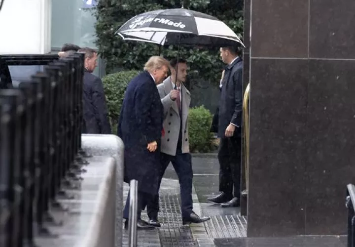 El presidente estadounidense Donald Trump (c) entra para hacer una declaración a los miembros de los medios de comunicación después de salir del juzgado. EFE