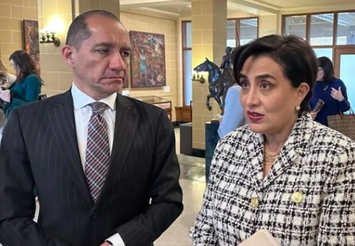 La canciller ecuatoriana, Gabriela Sommerfeld (d), habla con la prensa junto al vicecanciller, Carlos Larrea. Foto: EFE