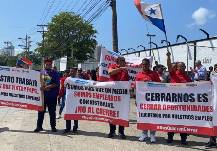 Trabajadores administrativos, de rotativa y  periodistas se manifestaron a orillas de  la Ricardo J. Alfaro.