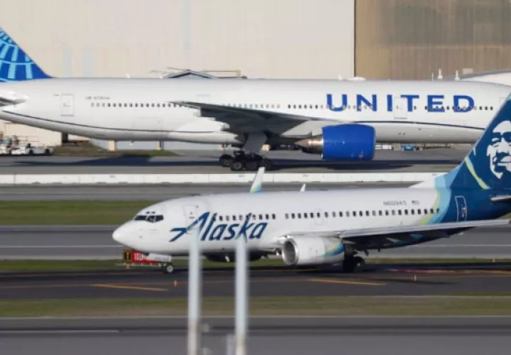 United Airlines halla tornillos sueltos en aviones Boeing 737 Max 9 tras incidente aéreo. Foto: EFE