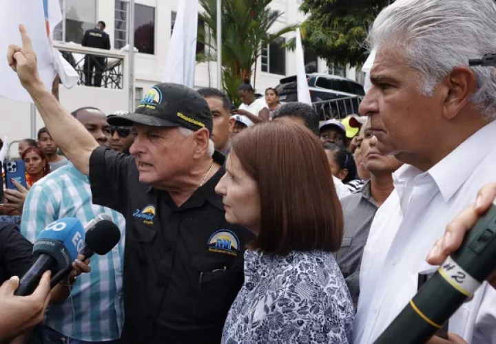 Martinelli, su esposa Marta y Mulino, junto a sus seguidores, han ido a la Corte Suprema a exigir justicia. Foto: Archivo