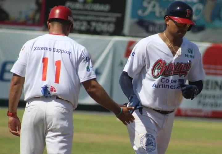 Christian Bethancourt es felicitado al conectar su segundo cuadrangular ante Panamá Metro. Foto:Probeis