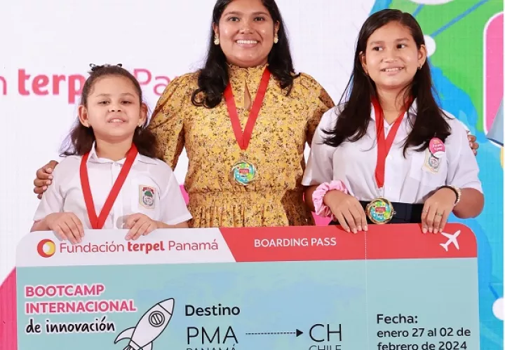 Equipo ganador que desarrolló un programa mediante un juego de naipes para mejorar la enseñanza de las matemáticas en inglés. Foto: Cortesía Fundación Terpel