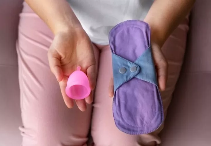 Copa menstrual y toalla sanitaria reutilizable. Foto: Ilustrativa / Freepik