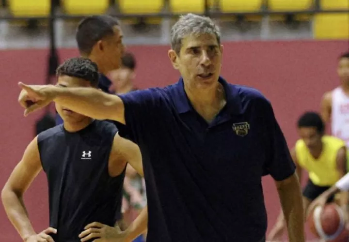 Gonzalo García realizó un campamento para chicos de U15 y U16 años en la Arena Roberto Durán. Foto: Fepaba