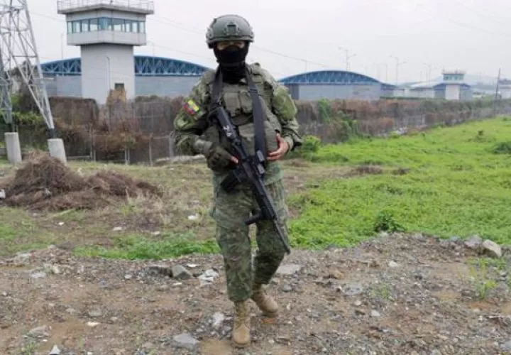   Un soldado del ejército ecuatoriano vigila frente al Centro de Privación de Libertad Zonal No. 8 en Guayaquil (Ecuador). Foto: EFE