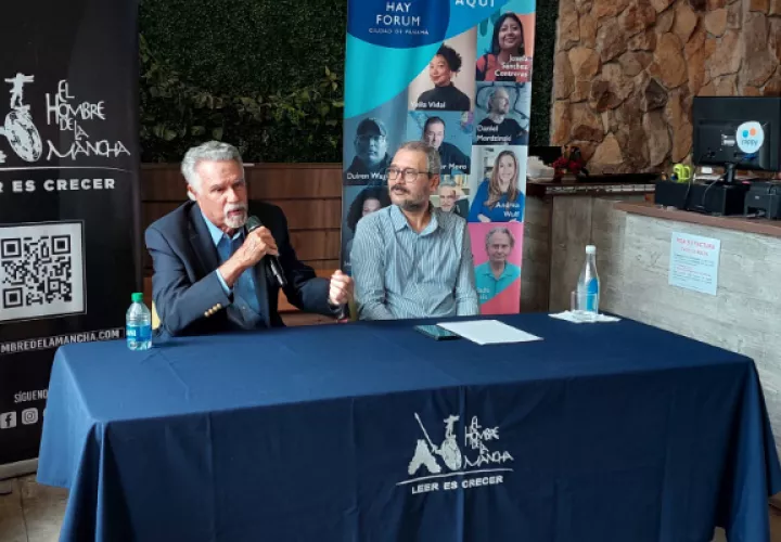 El escritor Juan David Morgan y Daniel Domínguez, jefe de prensa del festival. Foto: Belys Toribio