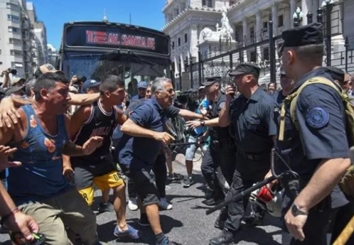 Manifestantes se enfrentan a la policía durante una protesta convocada por la Confederación General del Trabajo. Foto: EFE