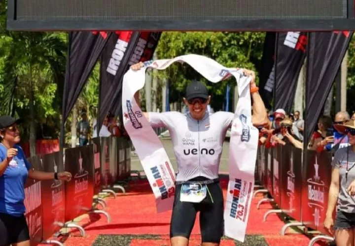 El paraguayo Andrés Arce se impuso en la versión del Ironman 70.3 de Panamá. Foto: Instagram