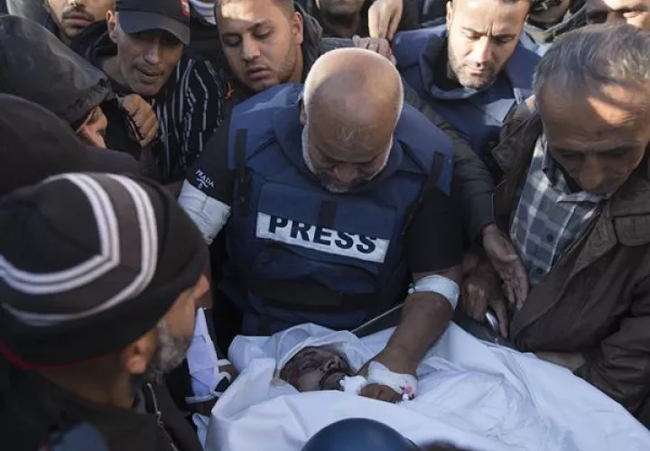 Imagen de Archivo del jefe de la corresponsalía de la televisión catarí Al Jazeera en el enclave palestino, Wael al Dahdouh en el funeral de su compañero. EFE