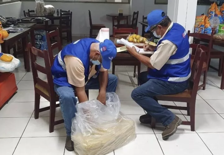 La población también debe estar pendiente de los alimentos que va a consumir. Foto. Thays Domínguez
