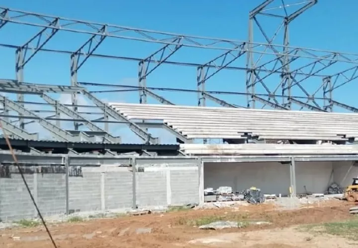 Trabajos en el estadio Roberto Mariano Bula de Colón. Fotos: Diómedez Sánchez S.