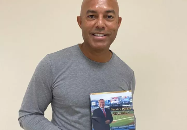 Mariano Rivera con el libro de Eric Espino. Foto: Cortesía