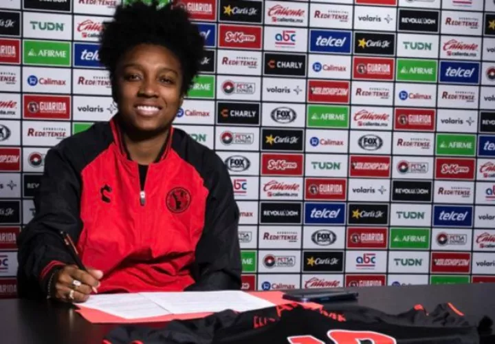 Marta Cox firma con el equipo Xolos Femenil. Foto: @XolosFemenil