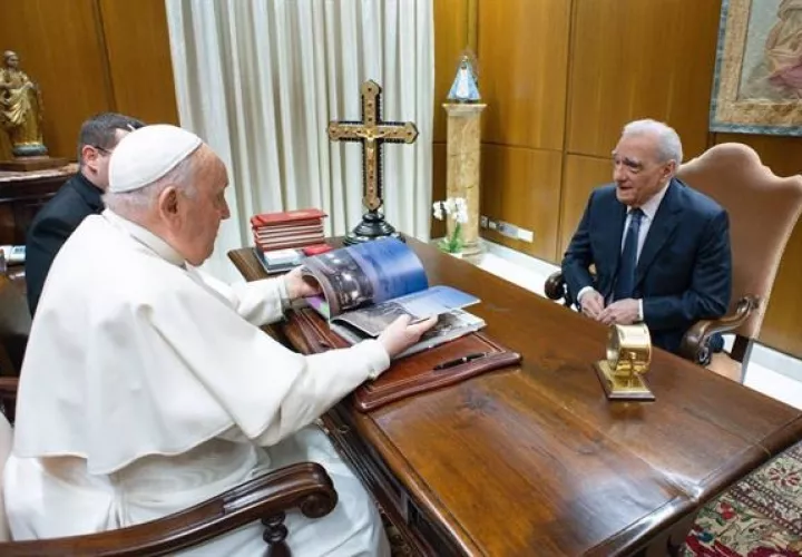 El papa Francisco durante la breve reunión mantenida con el director de cine estadounidense Martin Scorsese. Foto: EFE/Cedida por el Vaticano