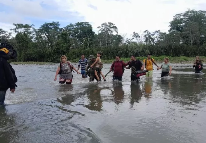 Estas personas recorren largas distancias en la espesa y peligrosa selva del Darién, una de las más duras del mundo.