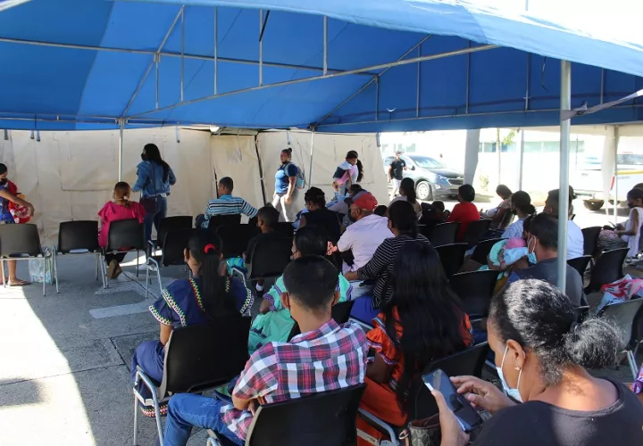 Afuera del MINSA-CAPSI, además de la atención médica, se continúan realizando las jornadas de vacunación. Foto: Eric A. Montenegro