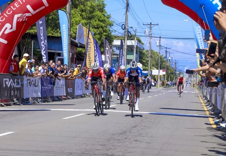 El costarricense Pablo Mudarra (izq.) se impone en la recta final a Franklin Archibold. Foto: Fepaci