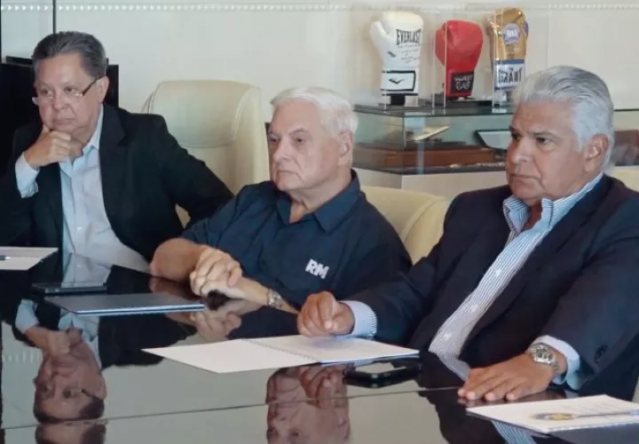 Ricardo Martinelli (centro), ha manifestado que está viviendo una persecución que busca inhabilitar su candidatura política.