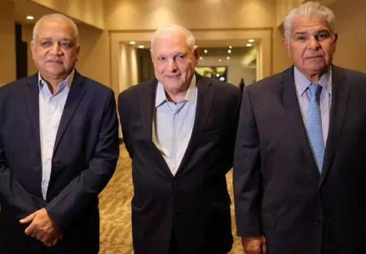 El dirigente de Realizando Metas Luis Eduardo Camacho, el candidato presidencial Ricardo Martinelli y su candidato a la vicepresidencia José Raúl Mulino.