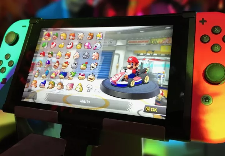 Utiliza un estuche o una funda protectora pensada para la Switch cuanto antes. Así siempre tendrás un lugar seguro para los cartuchos.