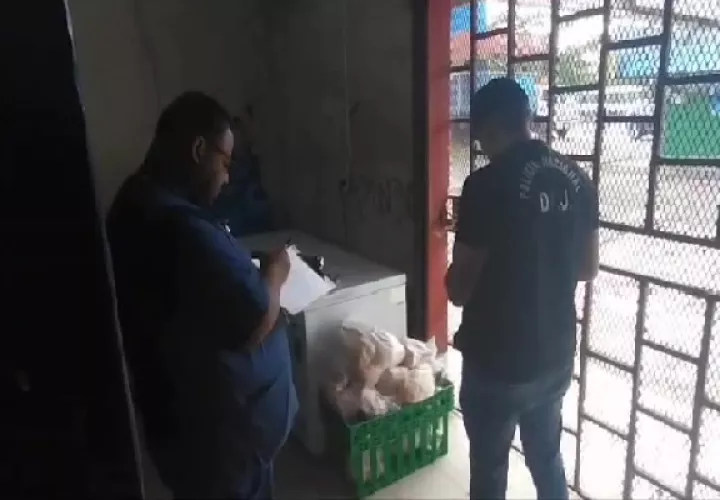 Las autoridades de salud, procedieron a citar al propietario del local comercial y ordenaron el cierre temporal del establecimiento. Foto. Eric Montenegro