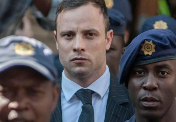 Oscar Pistorius sale de la cárcel casi once años después de matar a su novia. Foto: EFE