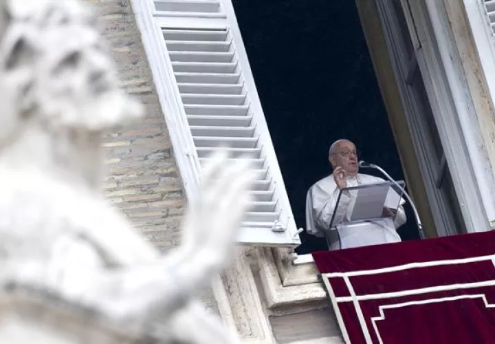 El Papa Francisco dirige el rezo del Ángelus desde la ventana del Palacio Apostólico que domina la Plaza de San Pedro.