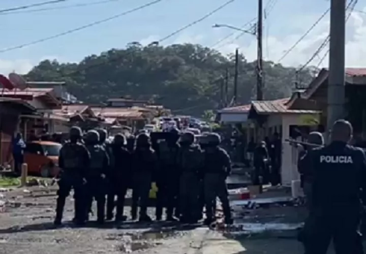 Al llegar al escenario del parking, la Policía Nacional procedió a desalojarlos del lugar. Foto: Diomedes Sánchez S. 