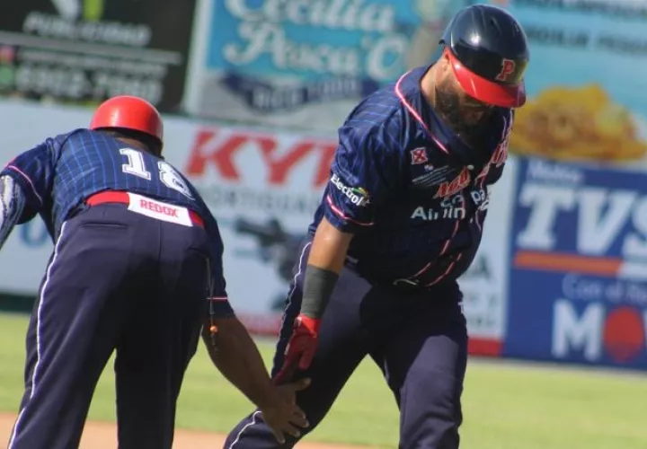 Pedro Aguilar (der.) recorre las bases y es felicitado por su jonrón ante Federales. Foto: @Probeis
