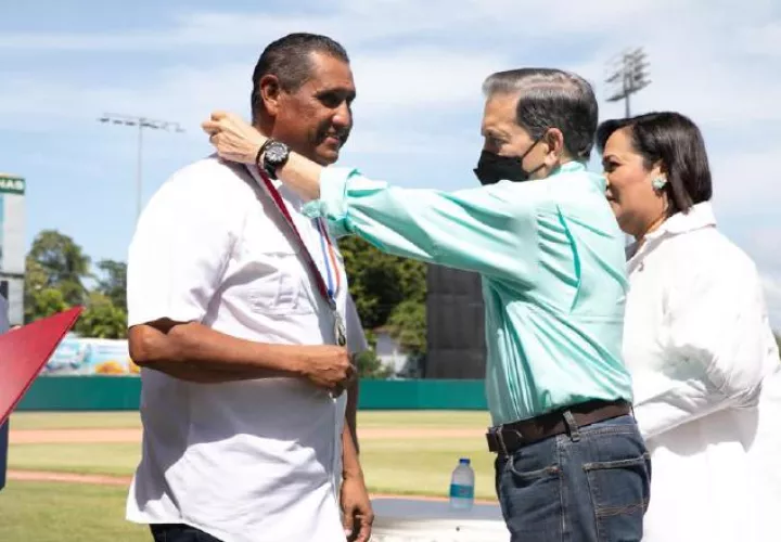 Elpidio Pinto fue condecorado por Laurentino Cortizo: Foto: Pandeportes