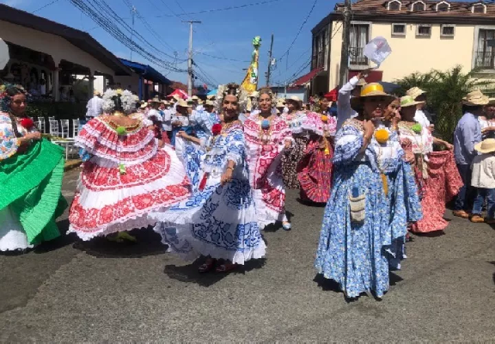 En el desfile se caculó la participación de unas 250 mil personas, en las casi 100 delegaciones que se inscribieron para participar este año. Foto. Thays Domínguez