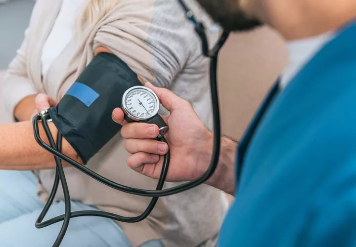 La presión arterial se comprueba con un brazalete que suele colocarse alrededor del brazo. Pixabae