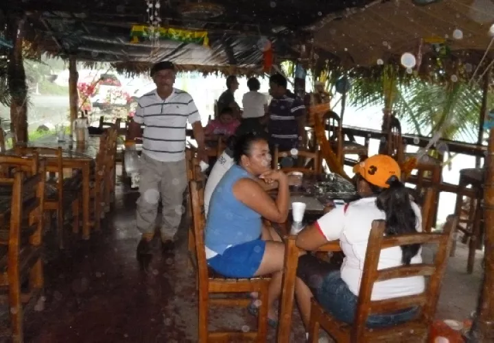 Quienes han tenido la oportunidad de conocer este puerto regresan por la tranquilidad de su gente y las comidas con mariscos a la venta. Foto/Melquíades Vásquez.  