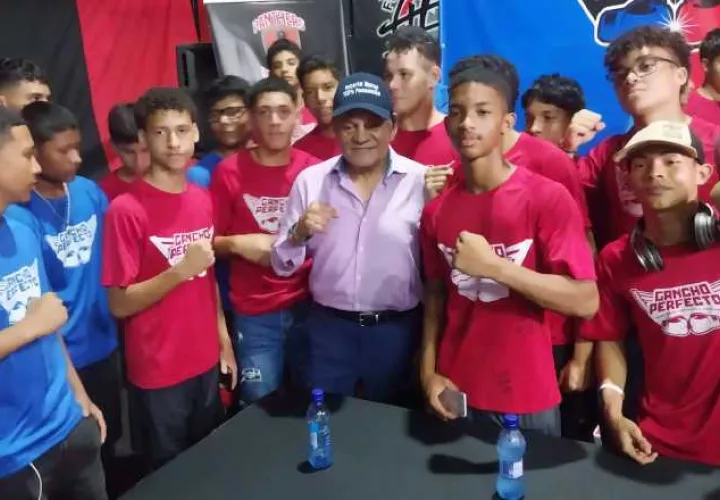La leyenda panameña, Roberto 'Manos de Piedra' Durán con los jóvenes pugilistas de 'Gancho Perfecto'. Foto: Jaime Chávez