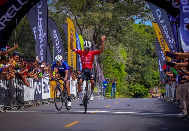 Sergio Arias de Costa Rica alza los brazos, se gana la sexta etapa, el santeño Roberto González es tercero. Foto: Fepaci
