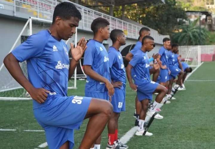 Sporting San Miguelito durante los entrenamientos en la cancha de Los Andes. Foto: Cortesía