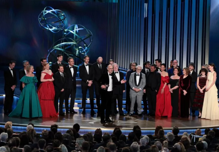 El elenco y el equipo de 'Succession' reaccionan después de ganar la mejor serie dramática . Foto: EE / EPA / Allison Dinner