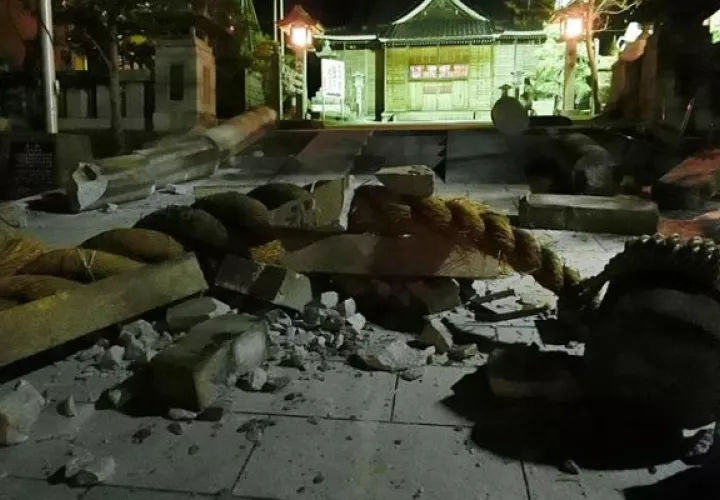Se cree que puede haber gente atrapada bajo los restos de 14 de estos edificios tras terremoto en Japón. Foto: EFE