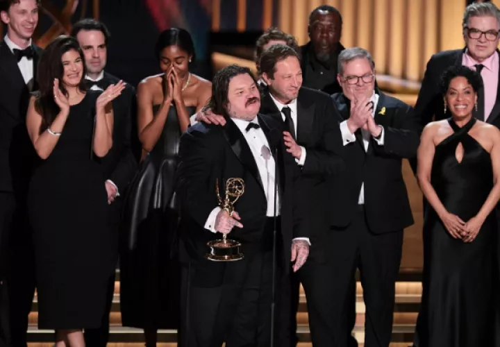 El elenco y el equipo de ‘The Bear’ reaccionan después de ganar la mejor serie de comedia. Foto: EFE / EPA / Allison Dinner