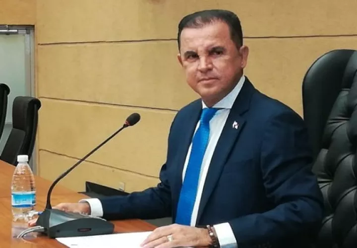 Tito Rodríguez es el proponente de esta cambio de fecha. 