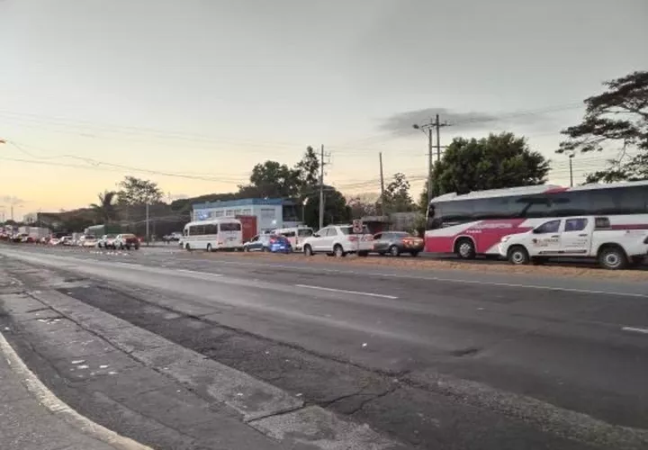 La protesta generó un congestionamiento vehicular en la zona. Foto/Tomada de redes sociales.