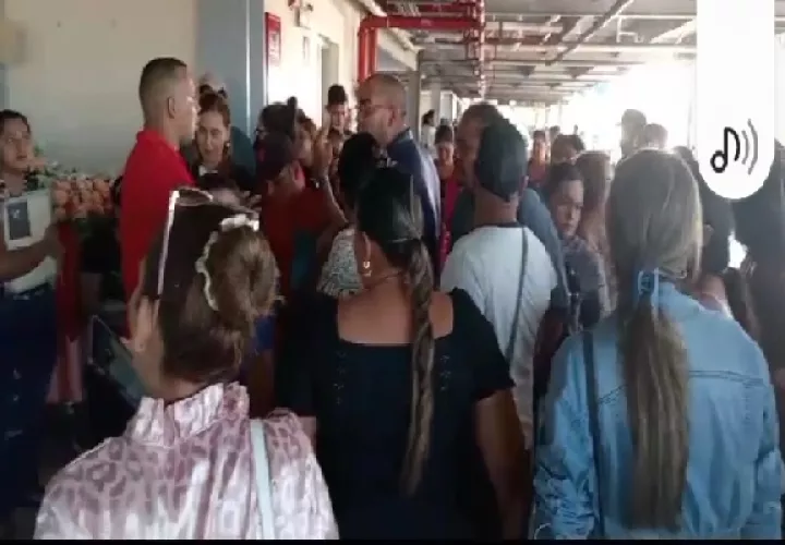 En las oficinas regionales del Meduca en Veraguas, los educadores no pudieron realizar sus trámites, ya que no había sistema. Foto. Melquiades Vásquez