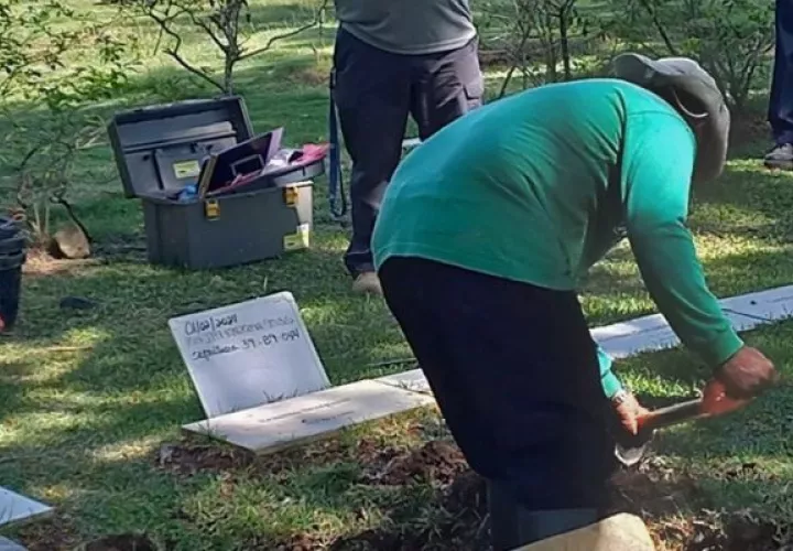 Diligencia de exhumación para recuperar los restos de una persona que se encuentra bajo la lápida identificada como “ERASMO IBARGUEN 20/12/1989” en el Cementerio Jardín de Paz. Foto: Cortesía Comisión 20 de diciembre de 1989