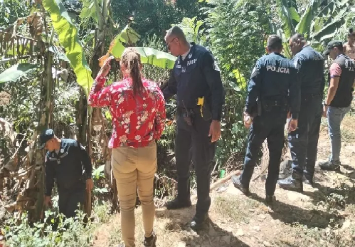 Se procedió a acordonar el sitio e informar a la Fiscalía de Homicidio y Femicidio de Panamá Oeste para las tareas de levantamiento del cadáver. Foto. Eric Montenegro
