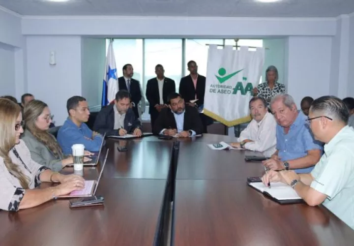 Reunión entre la Autoridad de Aseo Urbano y Domiciliario y las empresas. Foto: Cortesía