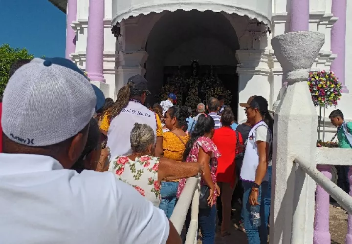 Este miércoles, con la imposición de la ceniza en la frente, muchas personas ya se desplazaron para concentrarse frente a la imagen de Jesús Nazareno en el distrito de Atalaya. Foto. Melquíades Vásquez