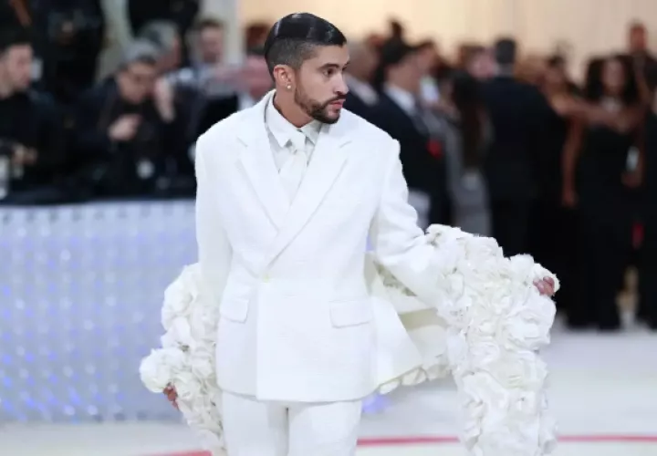 Vista del cantante Bad Bunnya su llegada a la Met Gala de 2023. Foto: EFE/ Justin Lane