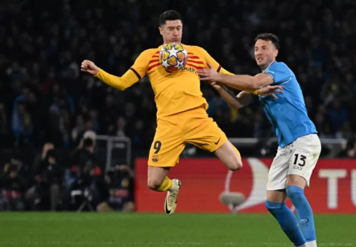 Robert Lewandowski del Barcelona, controla el balón en su partido contra el Napoli. Foto: EFE