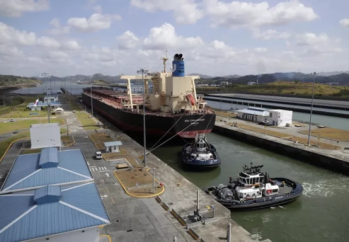 El total de tránsitos por el Canal de Panamá se desplomó un 49% en comparación con su máximo histórico. Foto: EFE